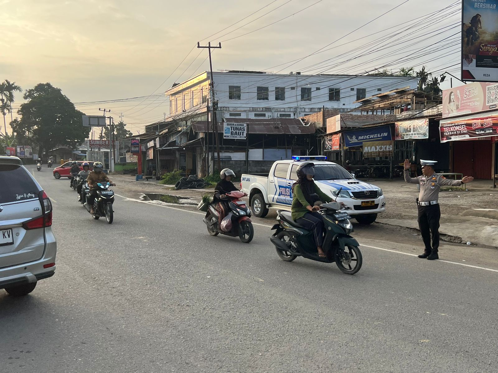 Sat Lantas Polres Kuansing Gelar Strong point pagi Pengaturan Lalu Lintas Kepada Masyarakat dan Peng